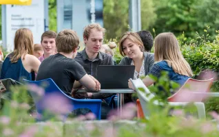 Students-researching-reasons-for-study-abroad