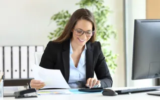 Studentin im Beruf nach erfolgreichem BWL Studium mit Schwerpunkt Accounting 