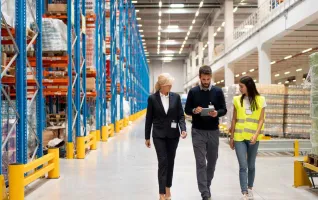 Studentin läuft durch das Lager nach BWL Abschluss mit Schwerpunkt Logistikmanagement 