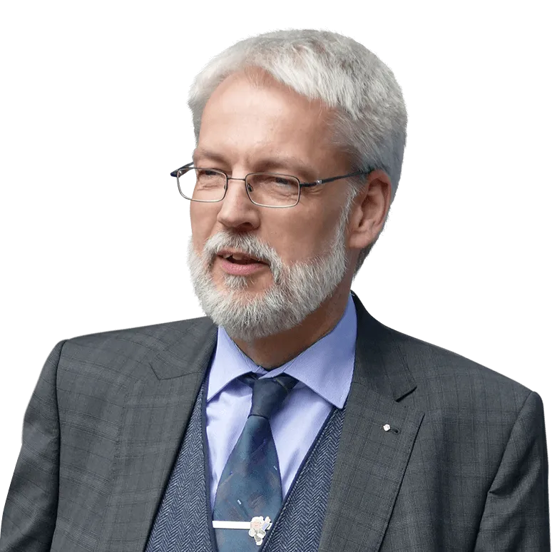 Professor Unckenbold ist Dozent an der PFH Göttingen und unterrichtet im Lightweight Eingineering-Studium an der PFH, er trägt ein helles Hemd und einen dunklen Anzug.